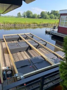 Steiger drijver op woonboot klaar voor montage