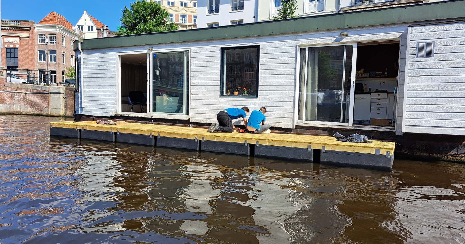 Drijvend terras gemonteerd door It Floats