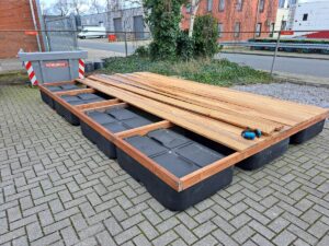 Terras met raamwerk op locatie gemonteerd