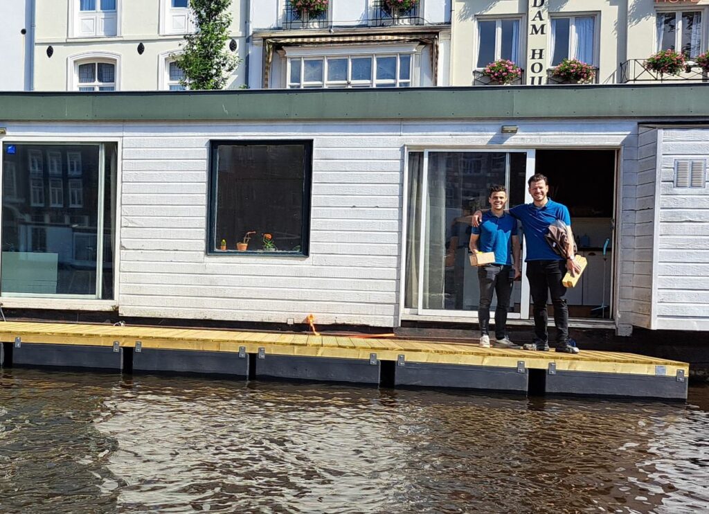 Jordi en Koen van It Floats op een terras