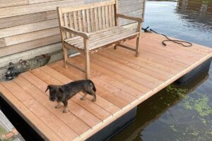 kleine steiger gemaakt aan woonboot