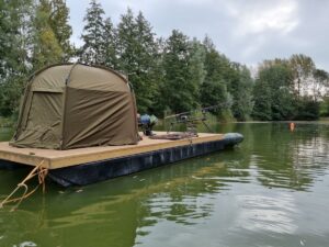 pontonboot met visser op het water.