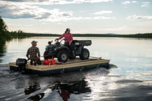 pontonboot met quad op het water