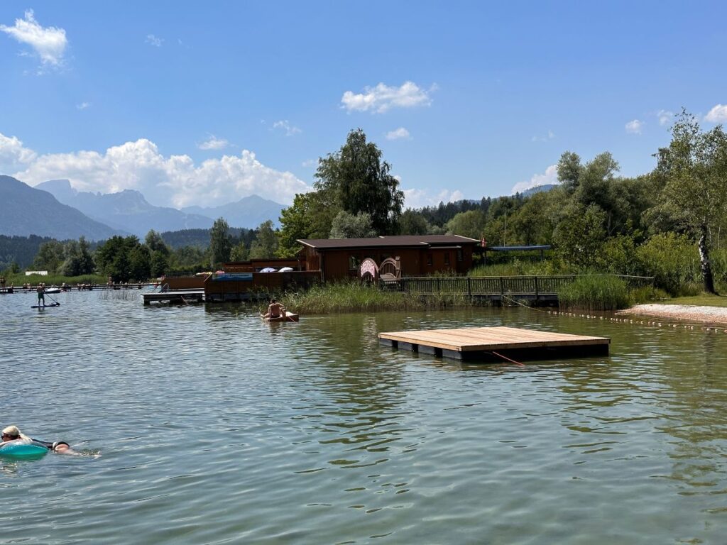 zwemsteiger op een recreatieplas